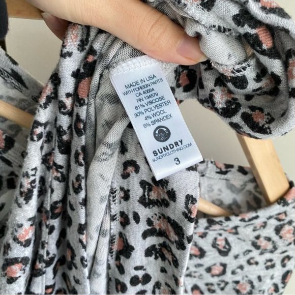 SUNDRY Gray Champagne Crop Pullover Leopard Animal Print Graphic Top - Picture 9 of 12